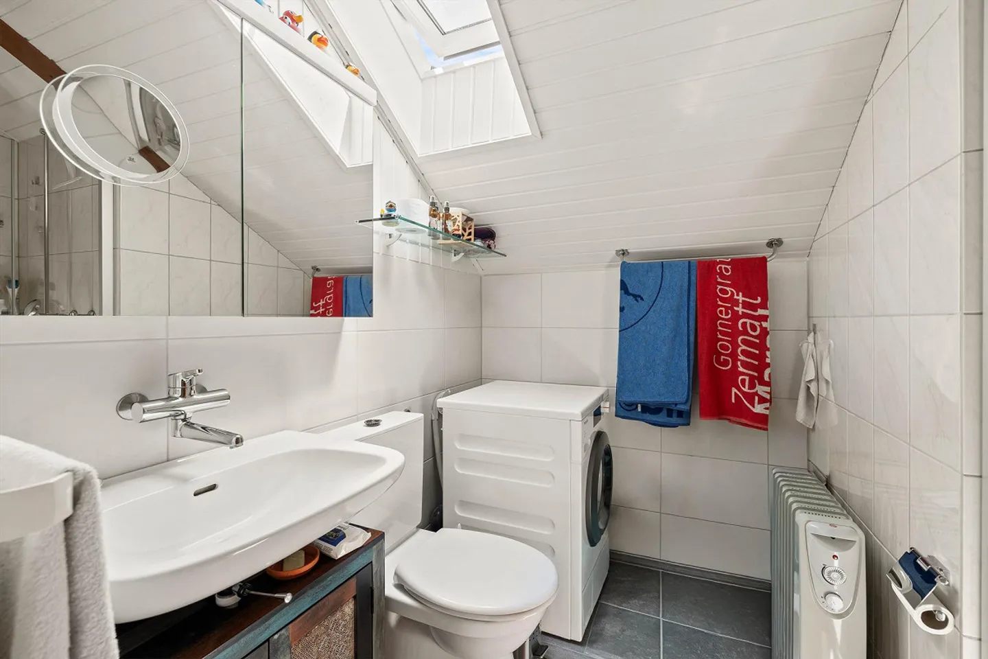 Casa plurifamiliare con 5 unità abitative e riserva di terreno adiacente - Foto 12 di 17