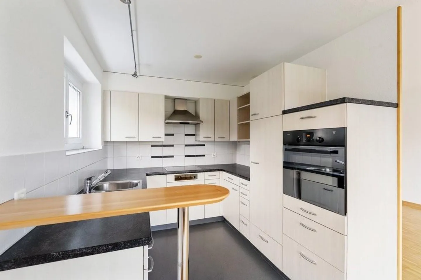 Family-friendly living with a view of greenery - Photo 3 of 6