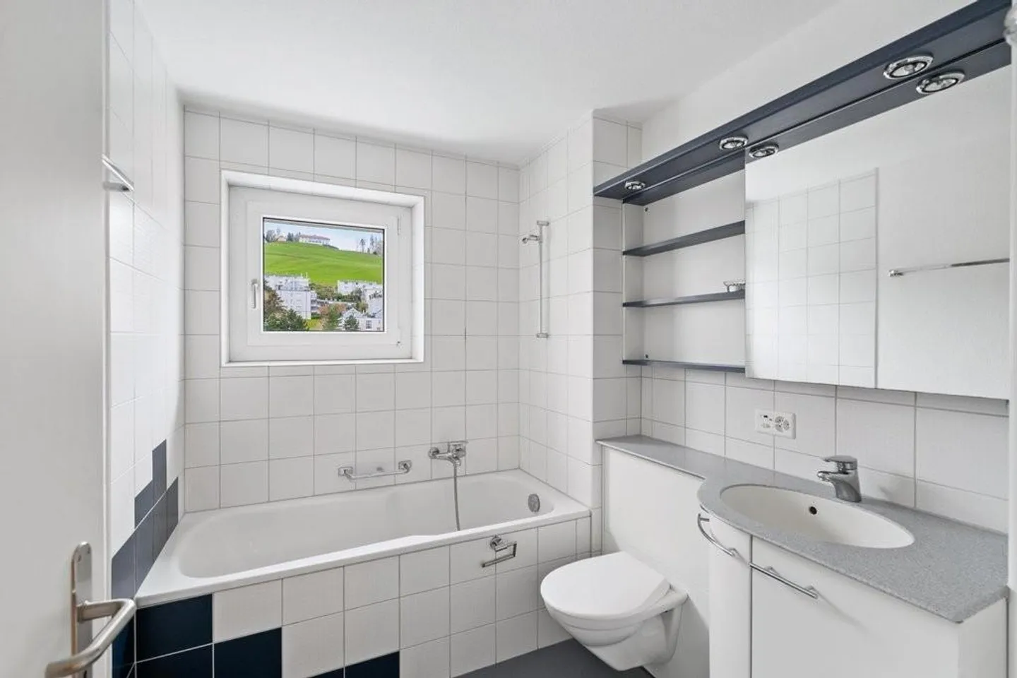 Family-friendly living with a view of greenery - Photo 4 of 6