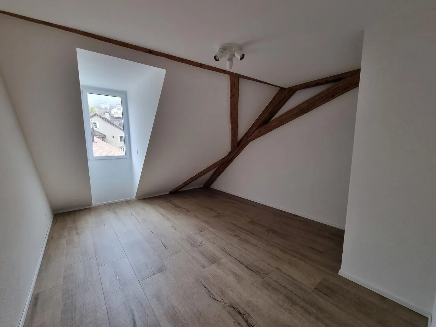 Appartement avec 2,5 pièces + espace de grenier - Photo 6 sur 8