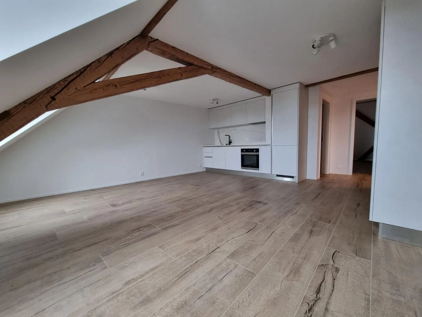 Appartement avec 2,5 pièces + espace de grenier - Photo 2 sur 8