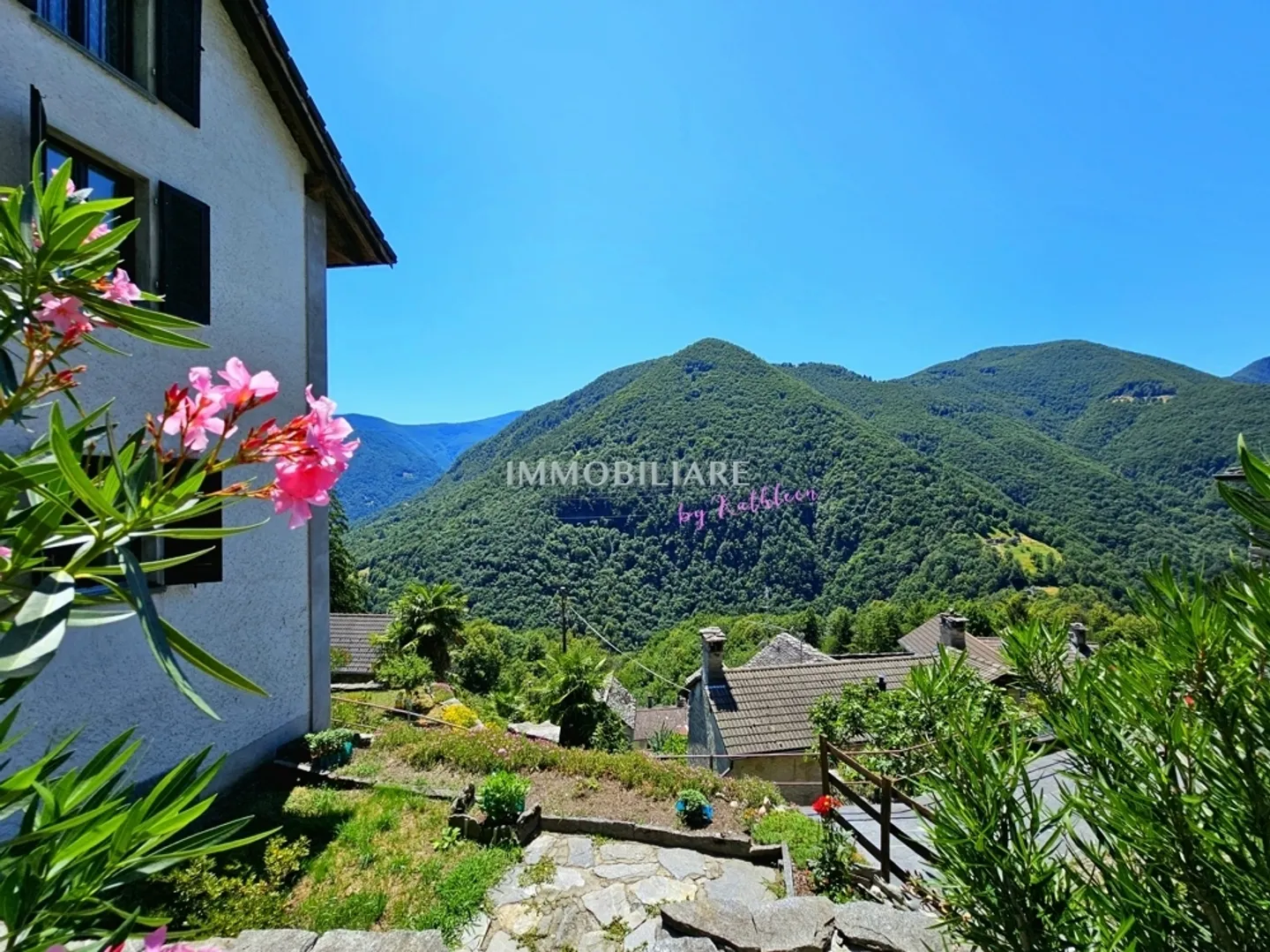 Maison tessino originale avec vue et jardin dans le noyau d'Auressio - Photo 2 sur 13