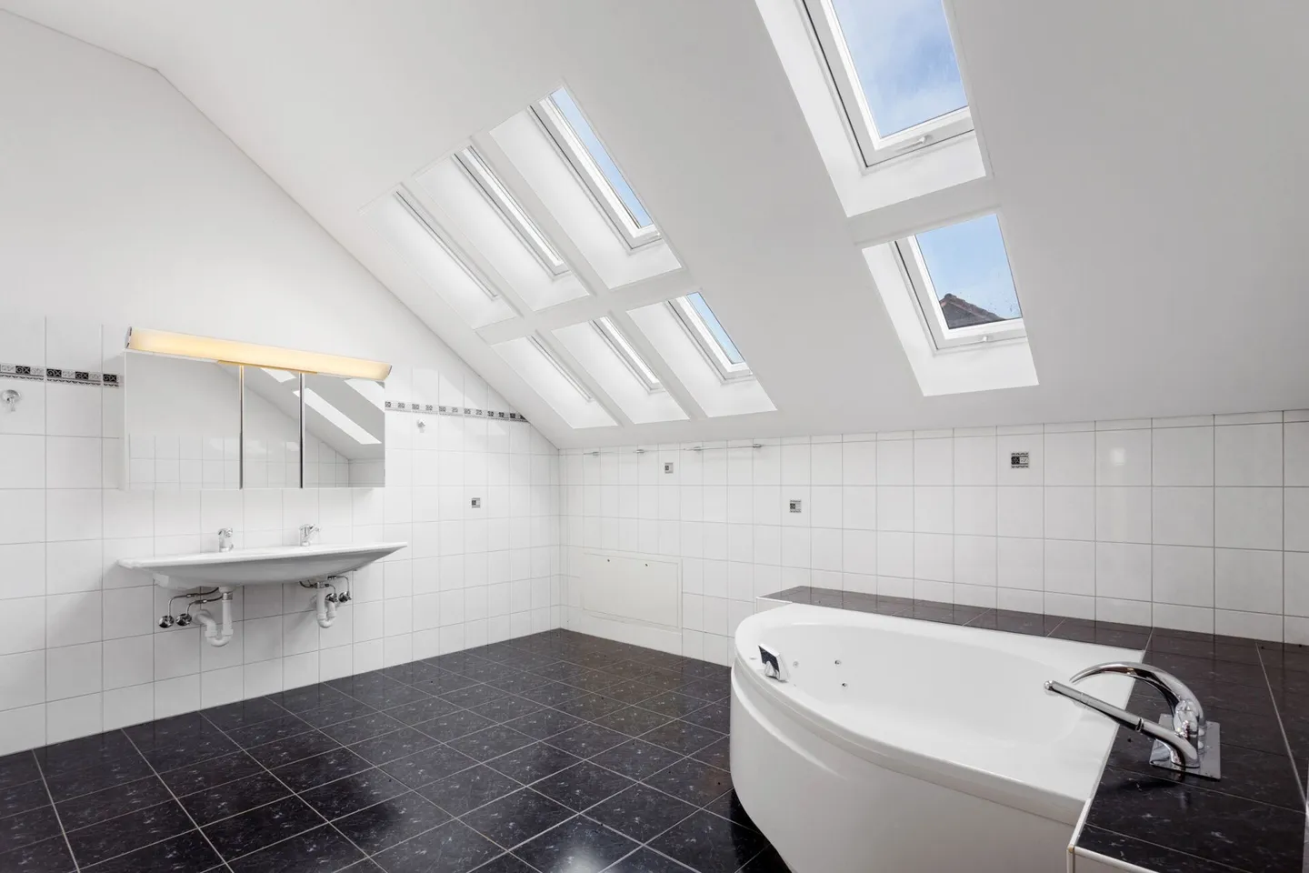 Appartement en duplex spacieux de 5 ½ pièces avec loggia confortable et vue sur la verdure ! - Photo 5 sur 13