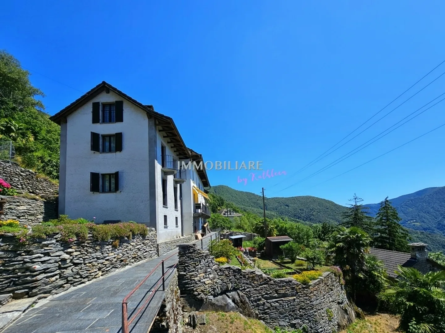 Maison tessino originale avec vue et jardin dans le noyau d'Auressio - Photo 3 sur 13