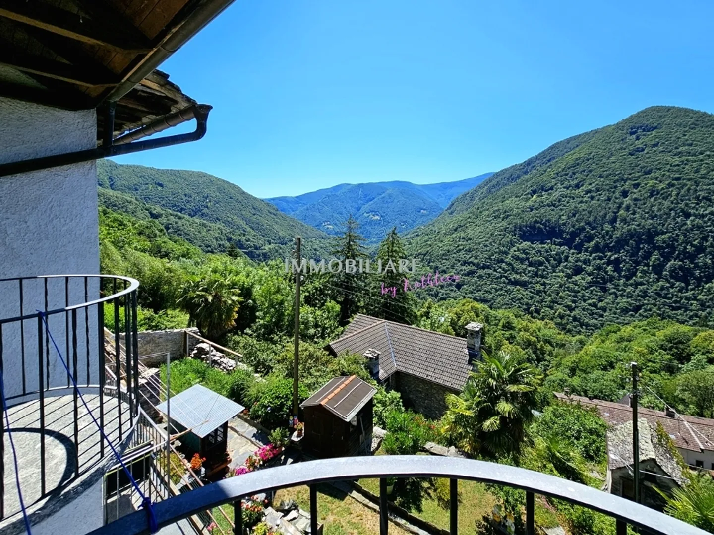 Maison tessino originale avec vue et jardin dans le noyau d'Auressio - Photo 12 sur 13