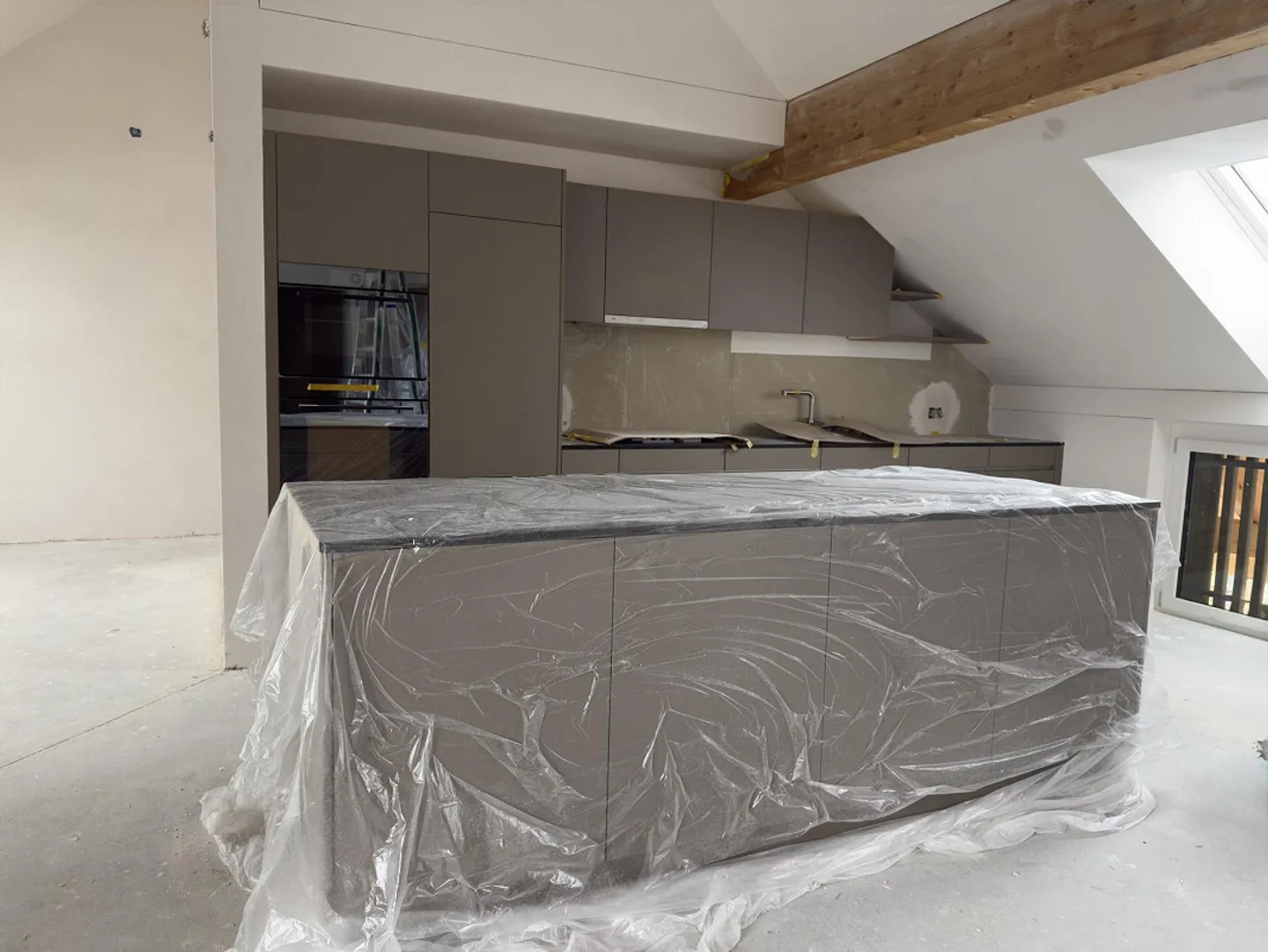 Erstbezug per 01.12.2025 – schöne 3.5-Zimmerwohnung mit Loggia - Foto 2 von 14