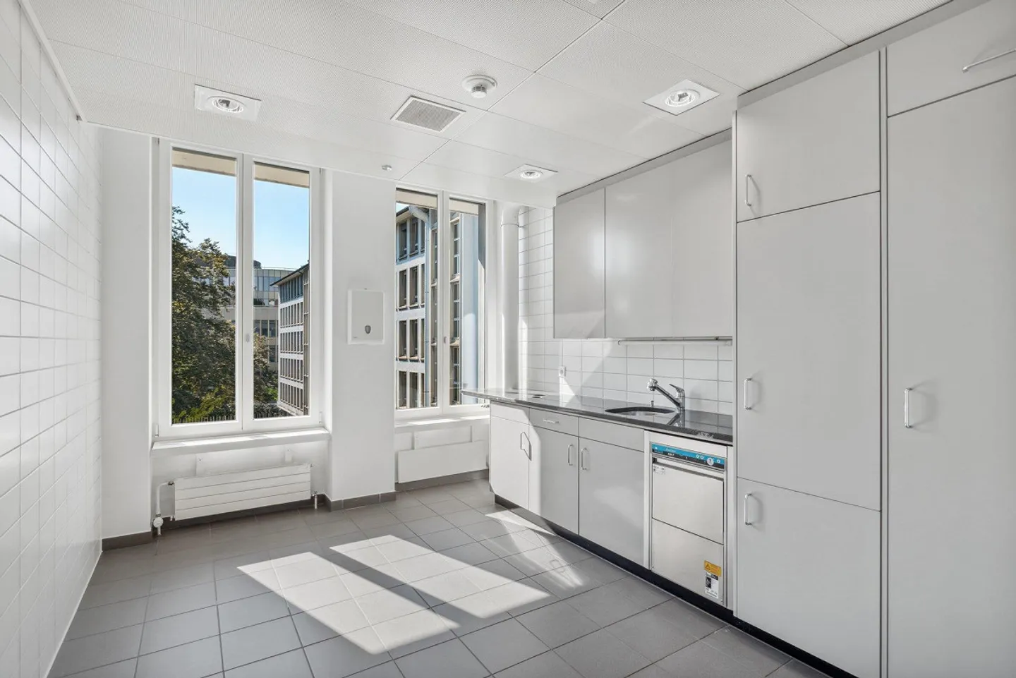 Bureaux prêts à emménager dans un emplacement privilégié - Photo 6 sur 7