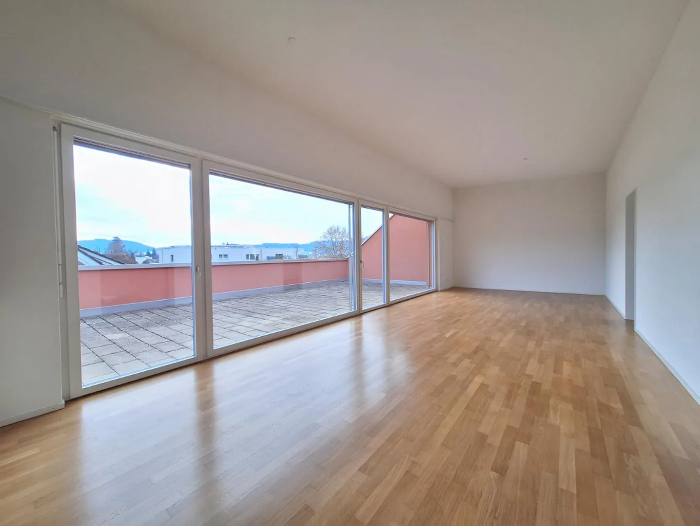 Exclusive and newly renovated apartment with a wide view - Photo 4 of 7