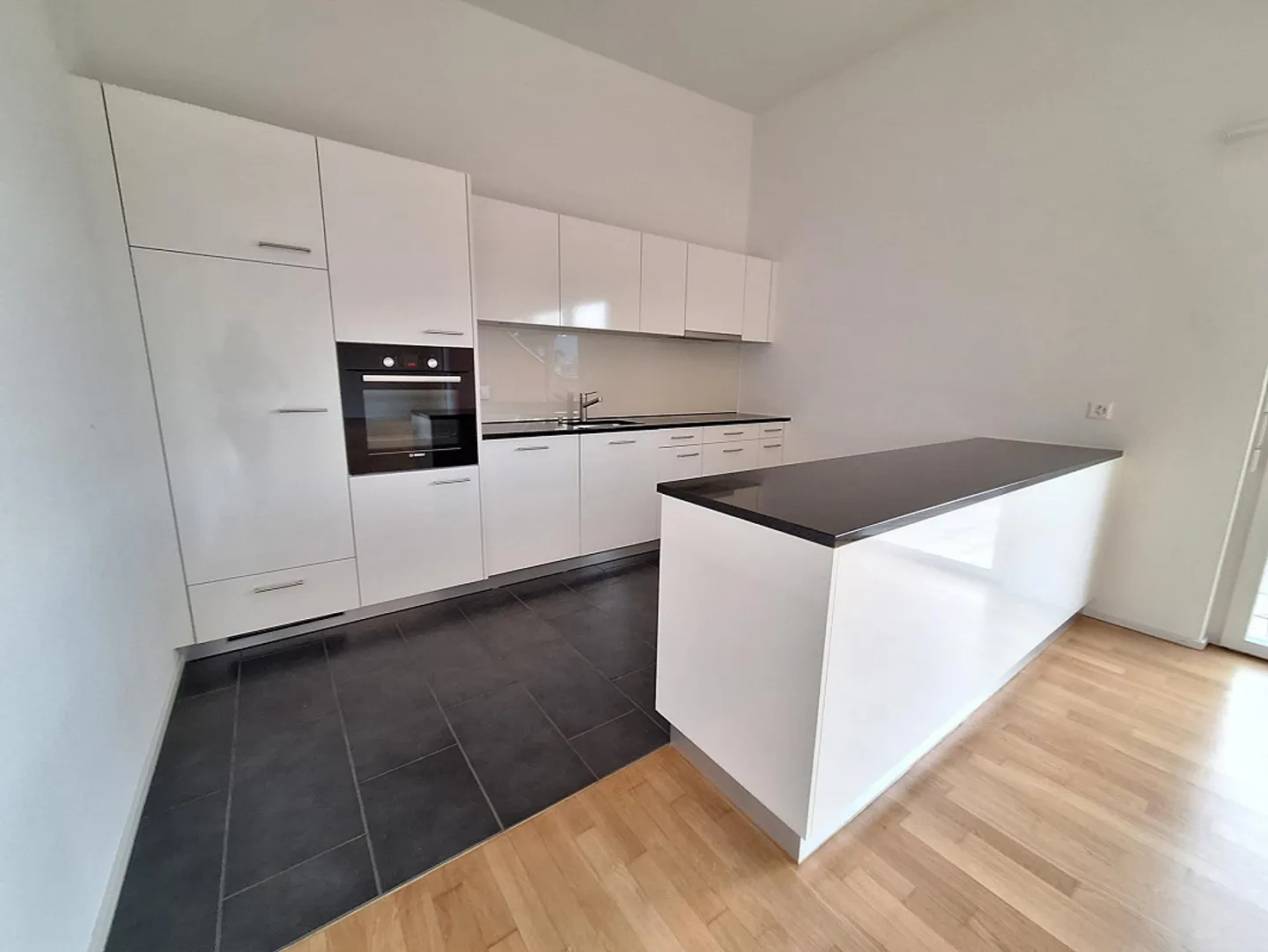 Exclusive and newly renovated apartment with a wide view - Photo 5 of 7