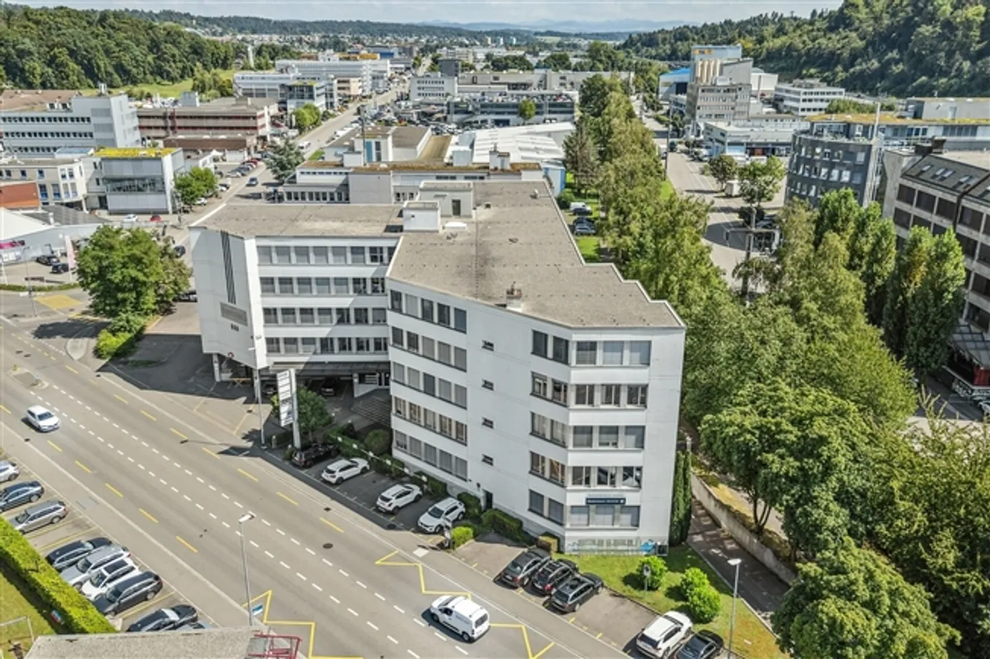 Zentrale Bürofläche in Kloten - Foto 1 von 11