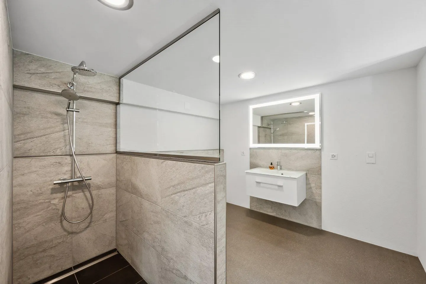 Modernes Design trifft auf Wohnkomfort - Foto 12 von 15