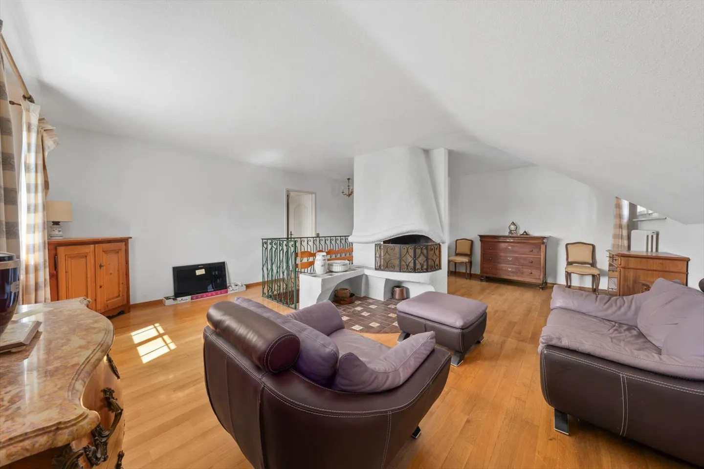 En Co-exclusivité: Spacieuse Maison familiale avec forêt attenante - Photo 9 sur 13