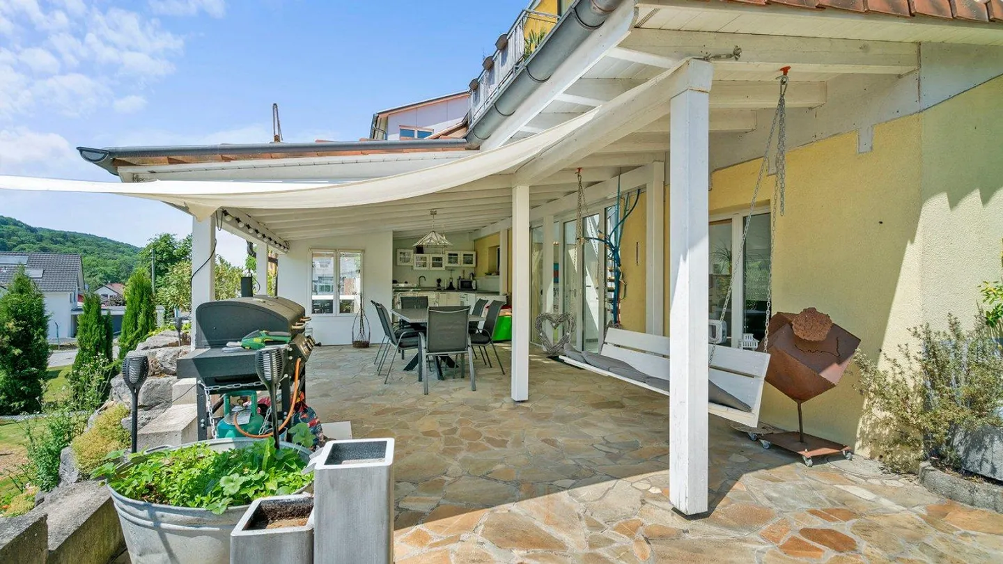 AgentSelly - Generous Oasis with Great Family Garden - Photo 1 of 13