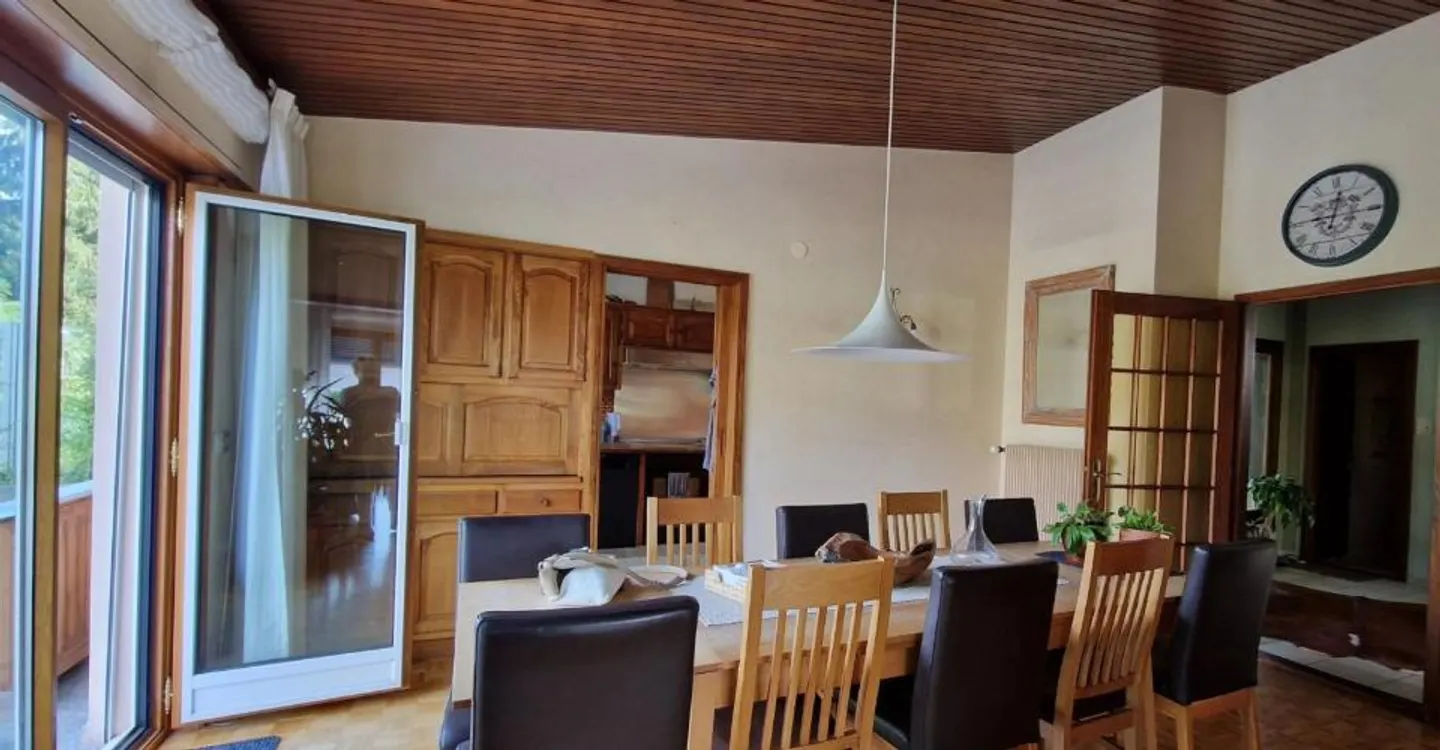 Spacious individual property with medical office - Photo 6 of 12