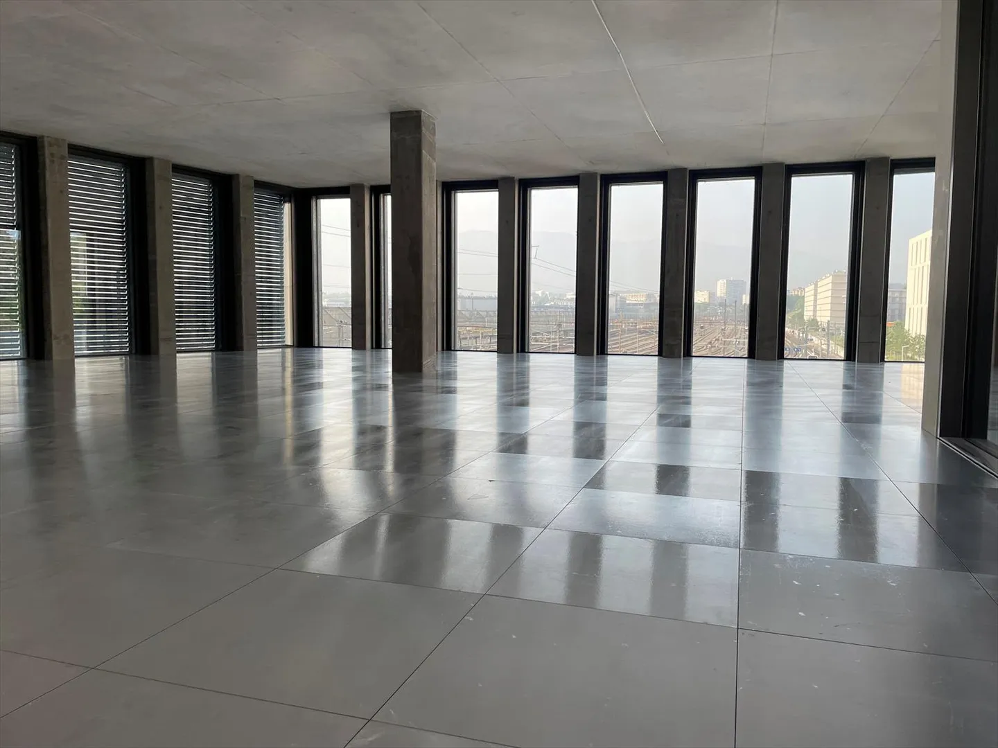 Bright new offices of 345 m2 just steps from the Lancy Pont-Rouge train station - Photo 3 of 5