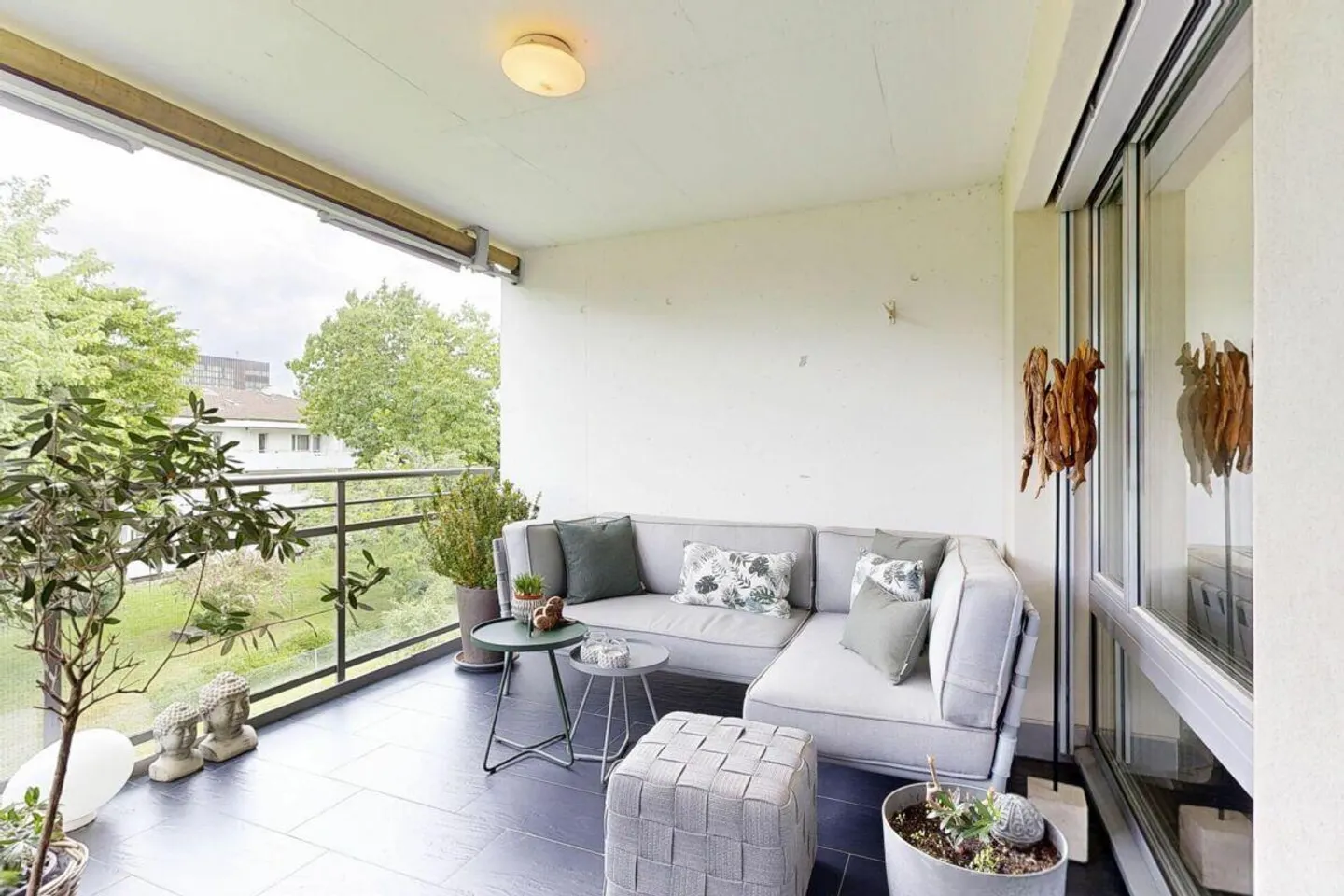 Modern condominium with various amenities - Photo 3 of 18