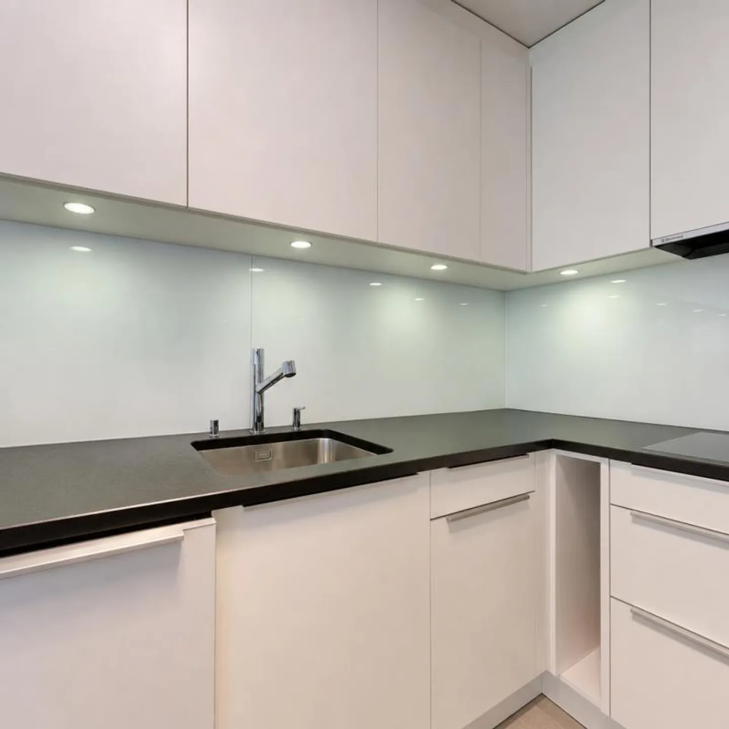 Modern condominium with various amenities - Photo 5 of 18
