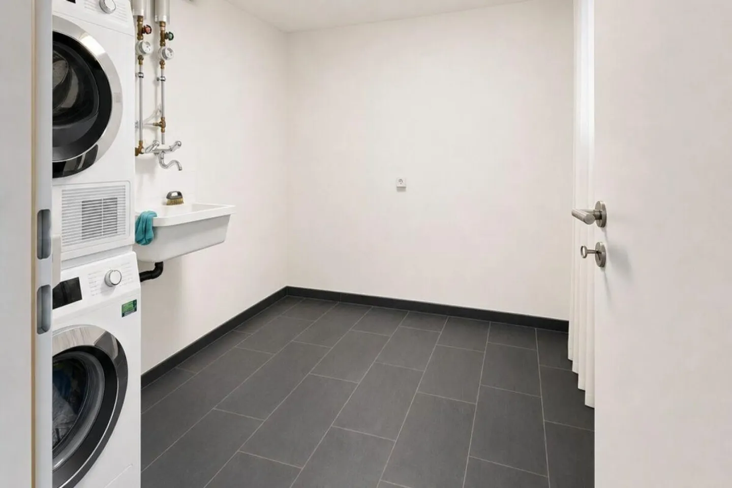 Modern condominium with various amenities - Photo 14 of 18