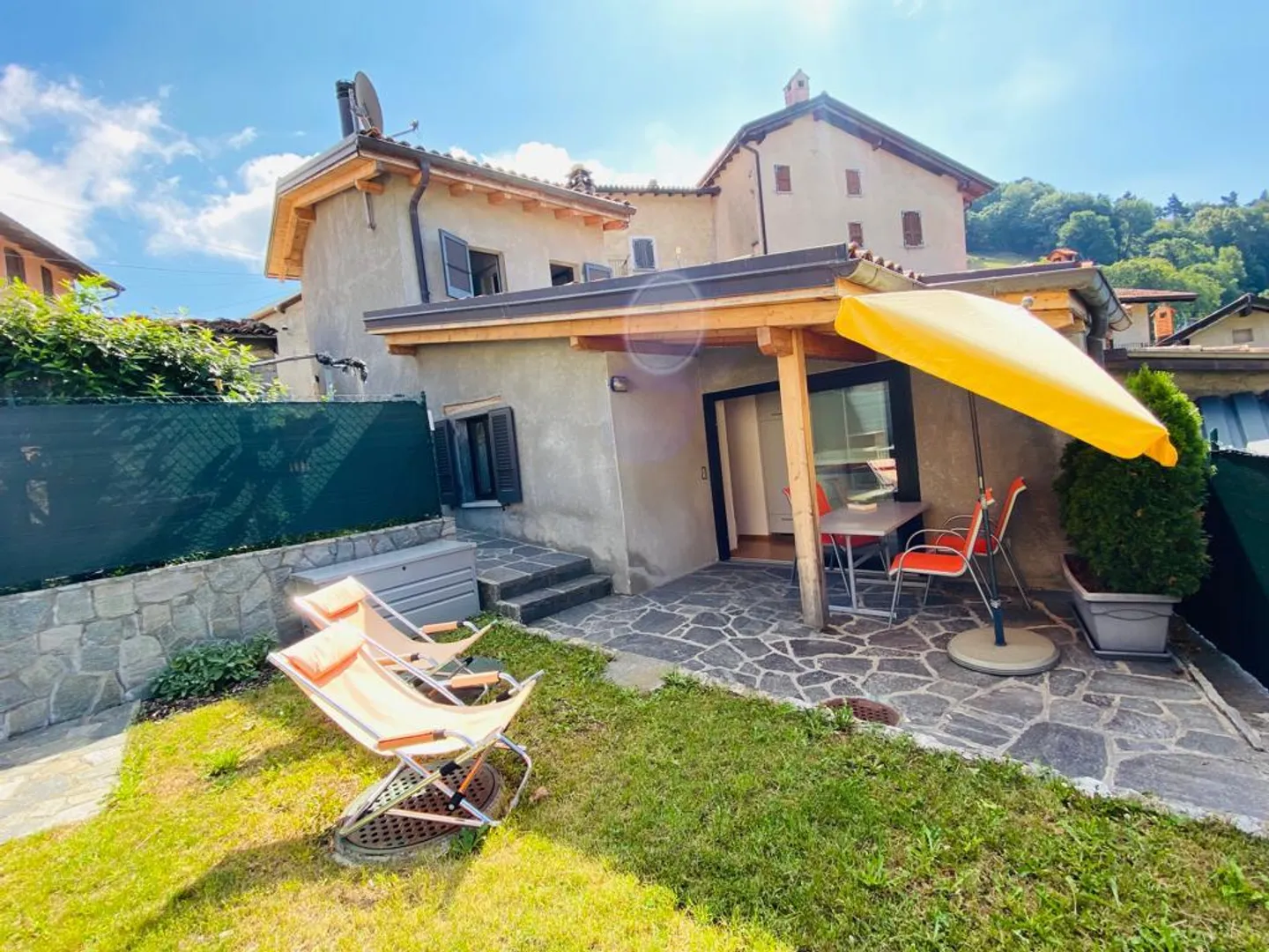 Maison individuelle avec meubles, véranda et jardin privé dans un emplacement calme et ensoleillé - Photo 1 sur 17