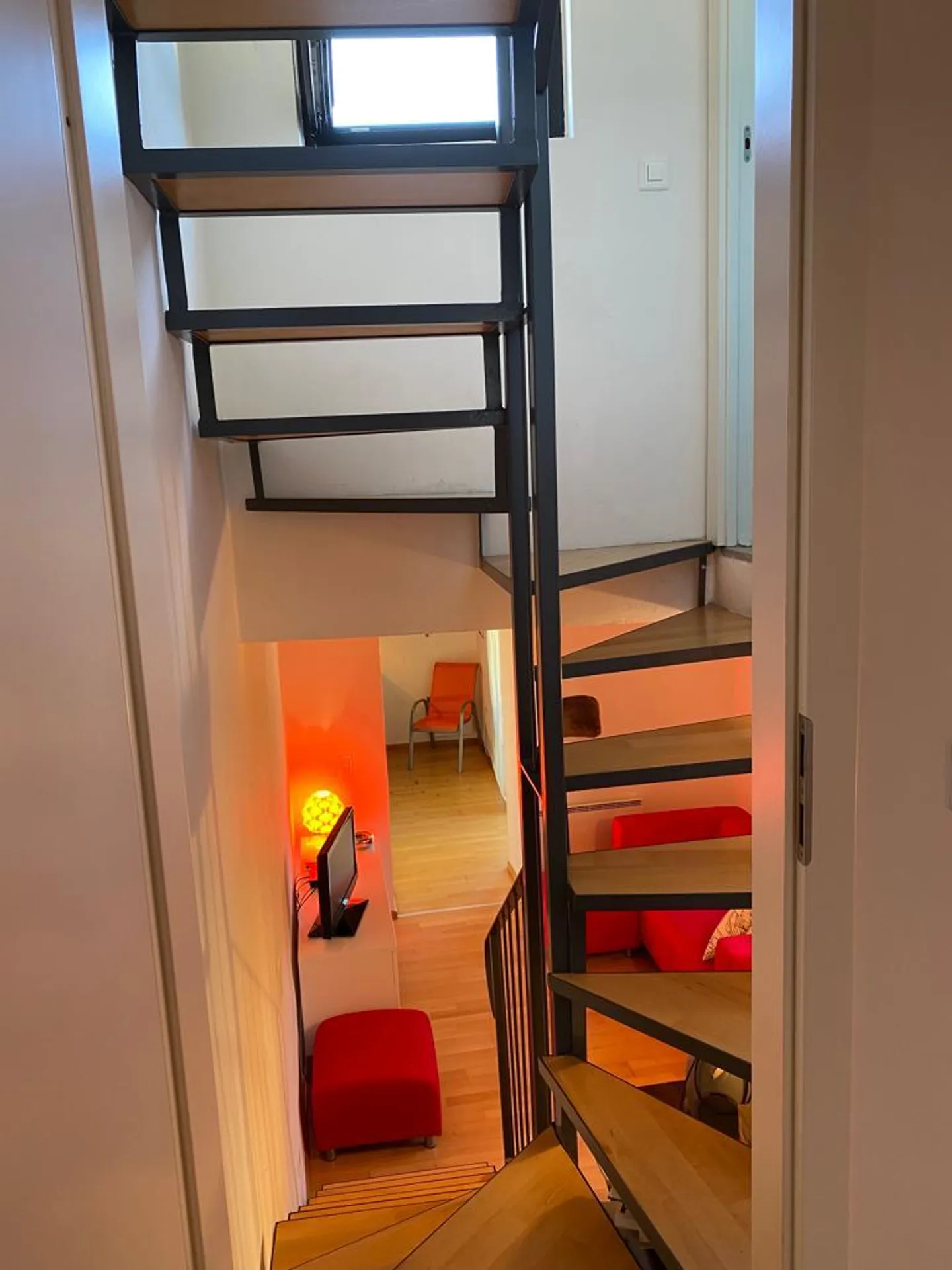 Maison individuelle avec meubles, véranda et jardin privé dans un emplacement calme et ensoleillé - Photo 5 sur 17