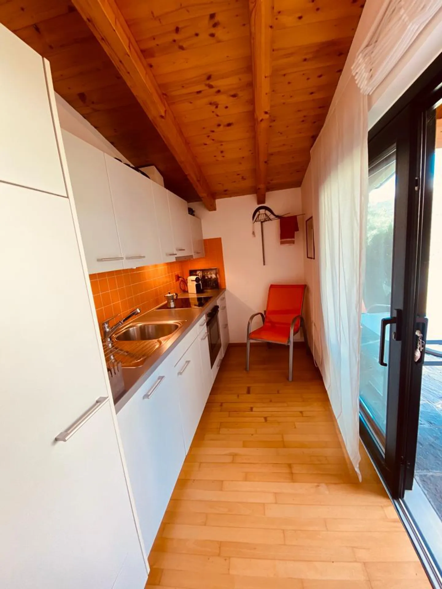 Maison individuelle avec meubles, véranda et jardin privé dans un emplacement calme et ensoleillé - Photo 7 sur 17