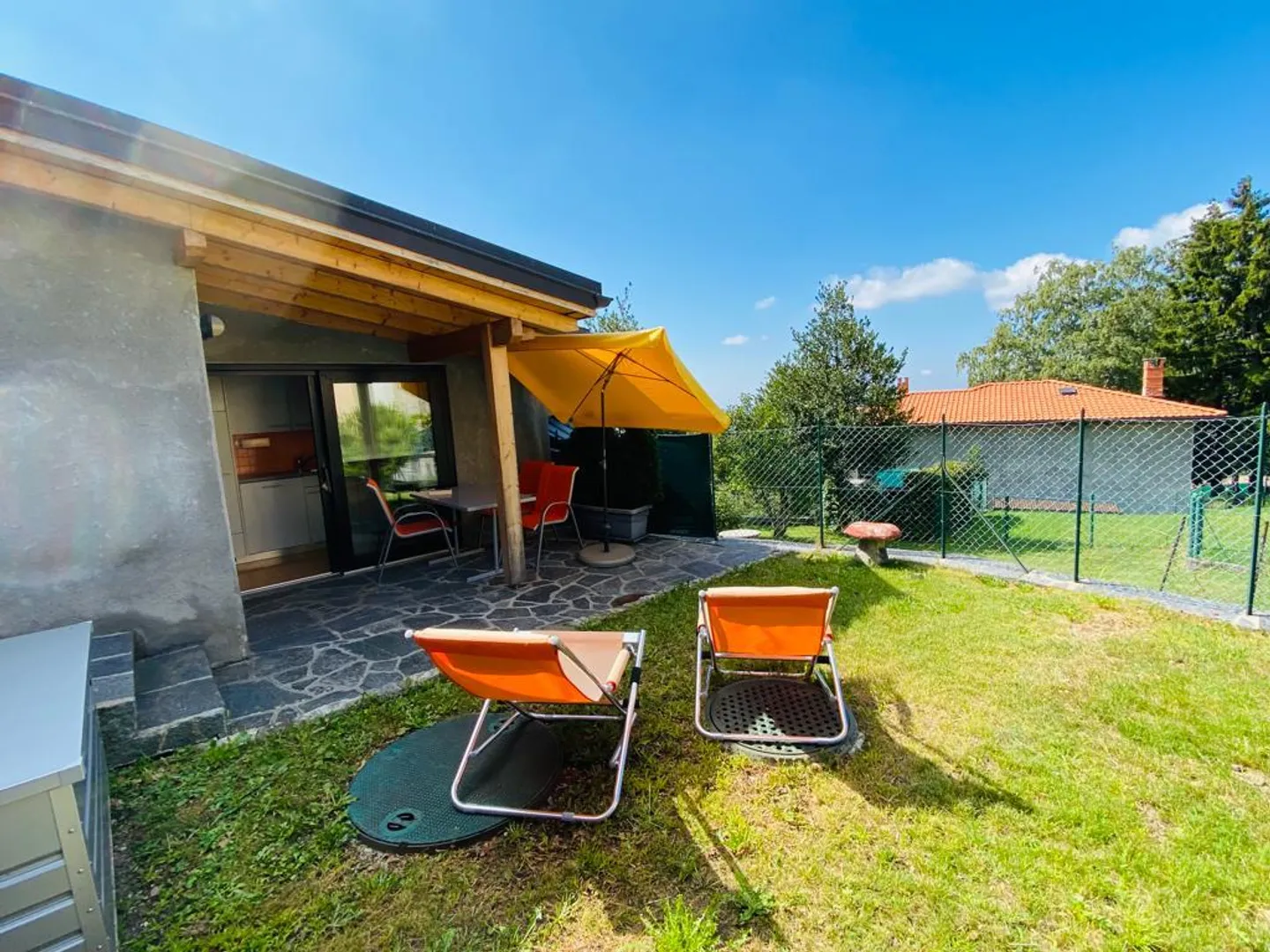 Maison individuelle avec meubles, véranda et jardin privé dans un emplacement calme et ensoleillé - Photo 8 sur 17