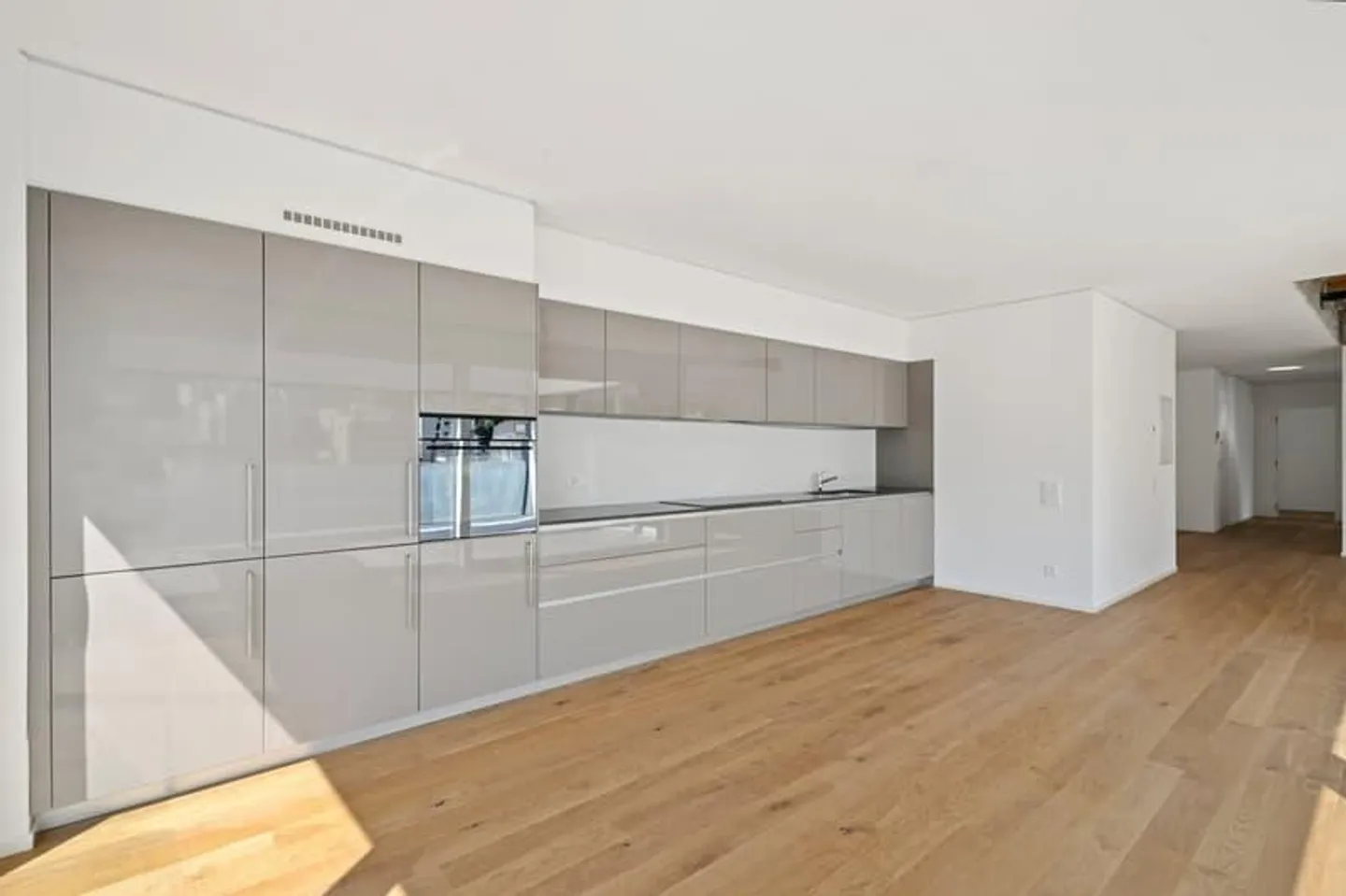 Au cœur de Paradiso, penthouse de 3,5 pièces avec terrasse et jardin sur le toit - Photo 2 sur 5