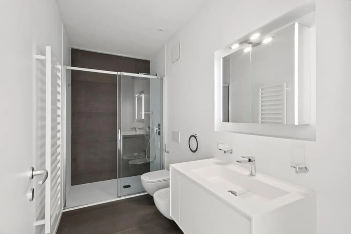 Au cœur de Paradiso, penthouse de 3,5 pièces avec terrasse et jardin sur le toit - Photo 4 sur 5