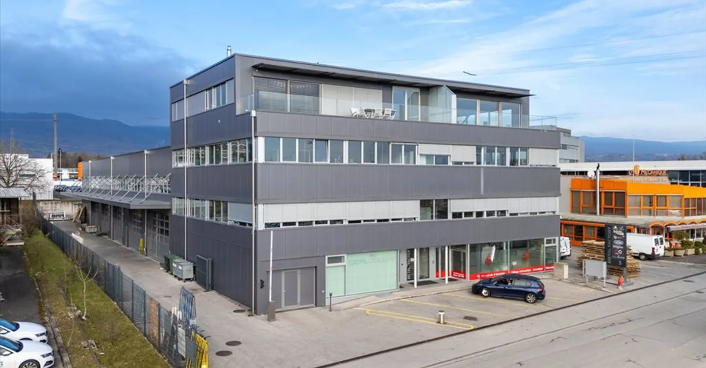 Mixed-use building for rent - Photo 4 of 11