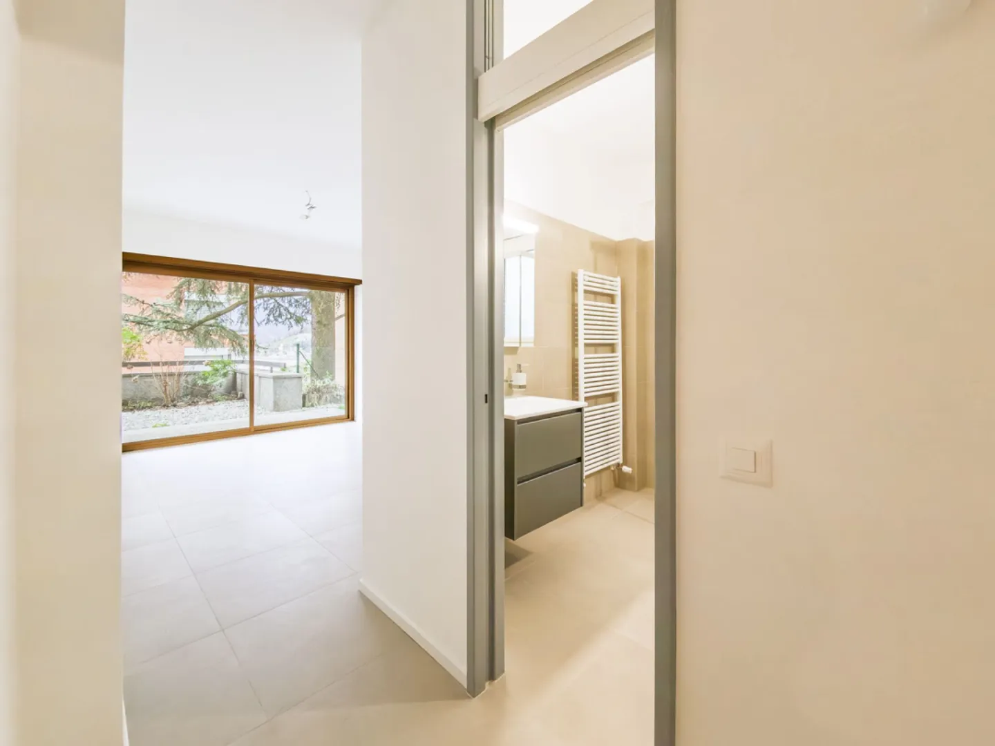 Appartement magnifiquement rénové avec jardin privé - Photo 3 sur 8