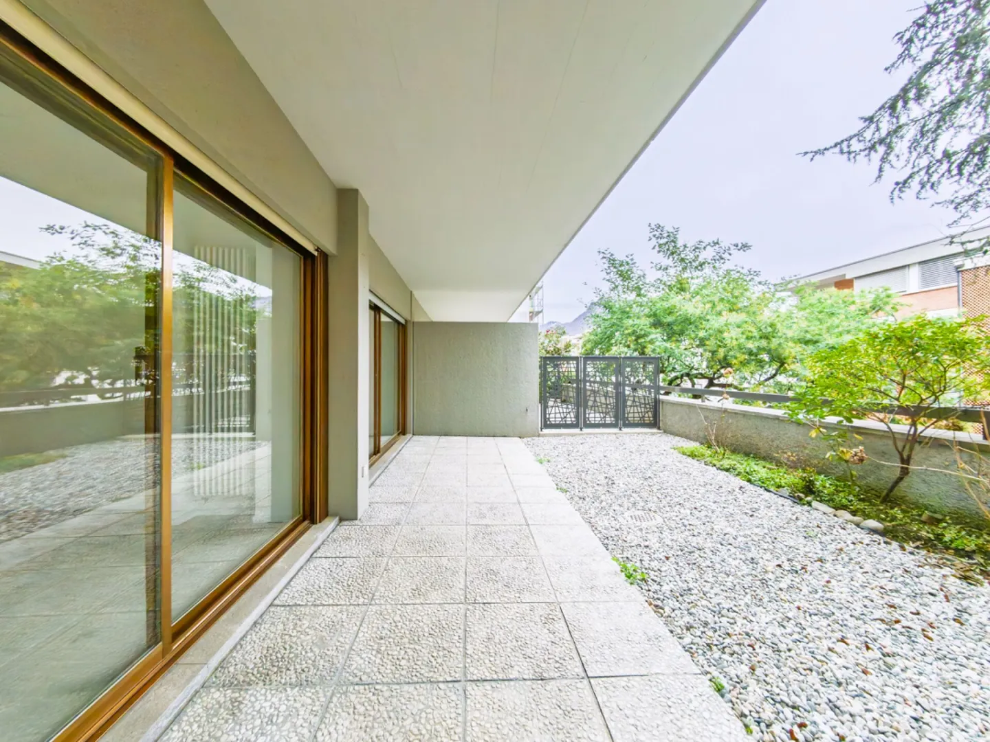 Appartement magnifiquement rénové avec jardin privé - Photo 5 sur 8