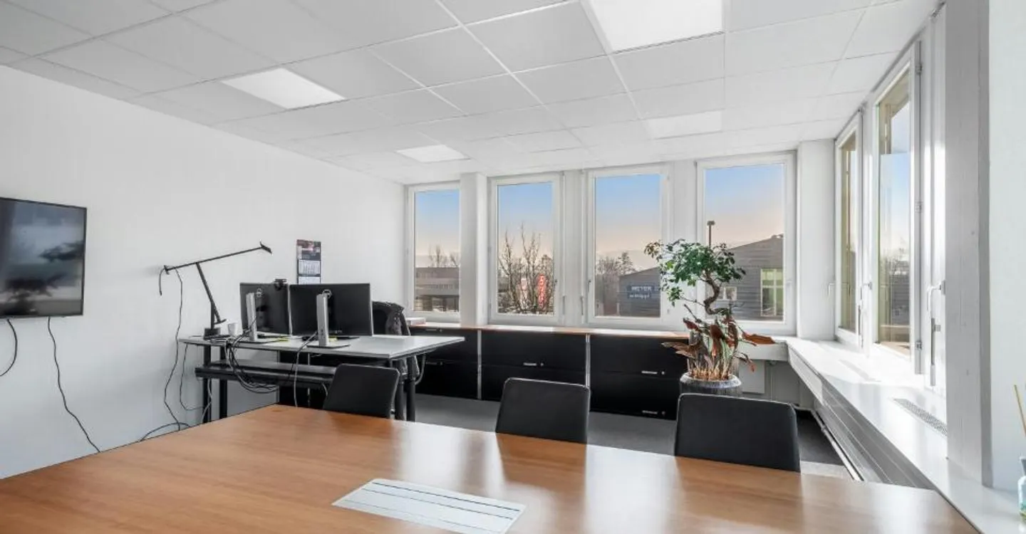 Looking for a new company headquarters? Commercial, production, and storage spaces with office starting from 5,000 m² - Photo 5 of 11