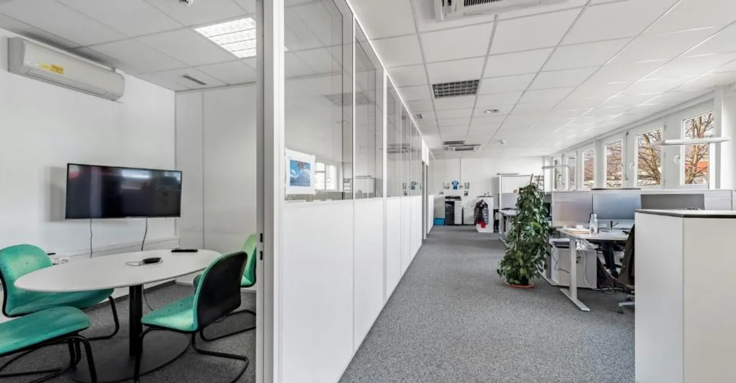 Looking for a new company headquarters? Commercial, production, and storage spaces with office starting from 5,000 m² - Photo 6 of 11