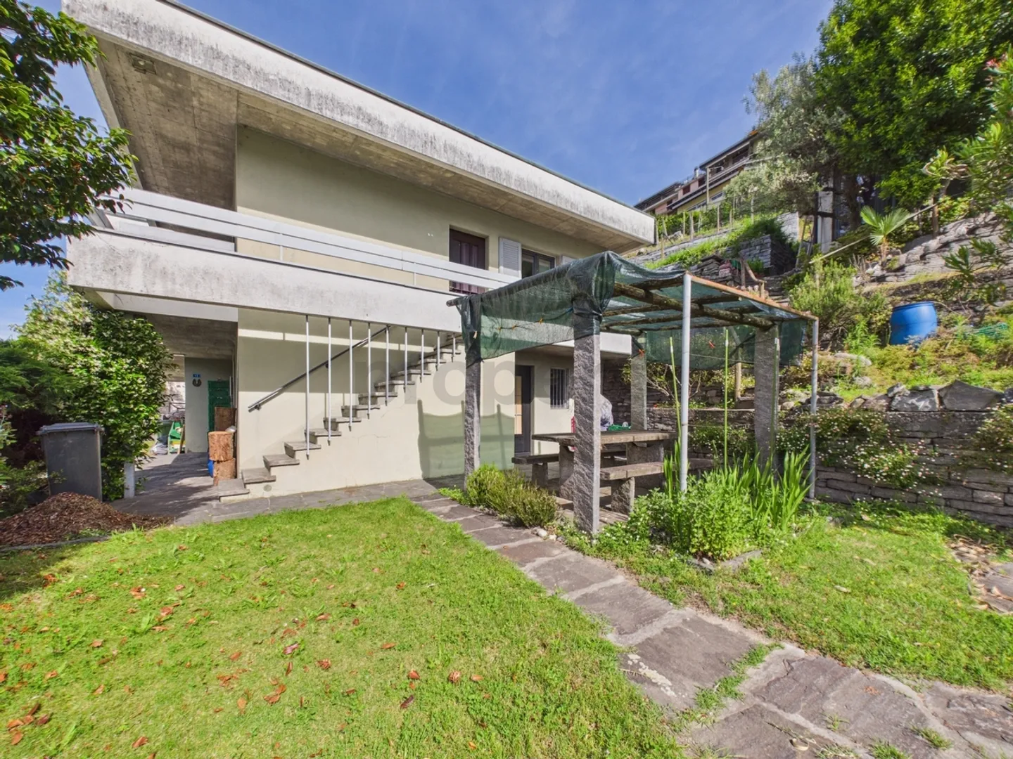 Geräumiges Mehrfamilienhaus mit großem Potenzial in Riazzino - Foto 7 von 9