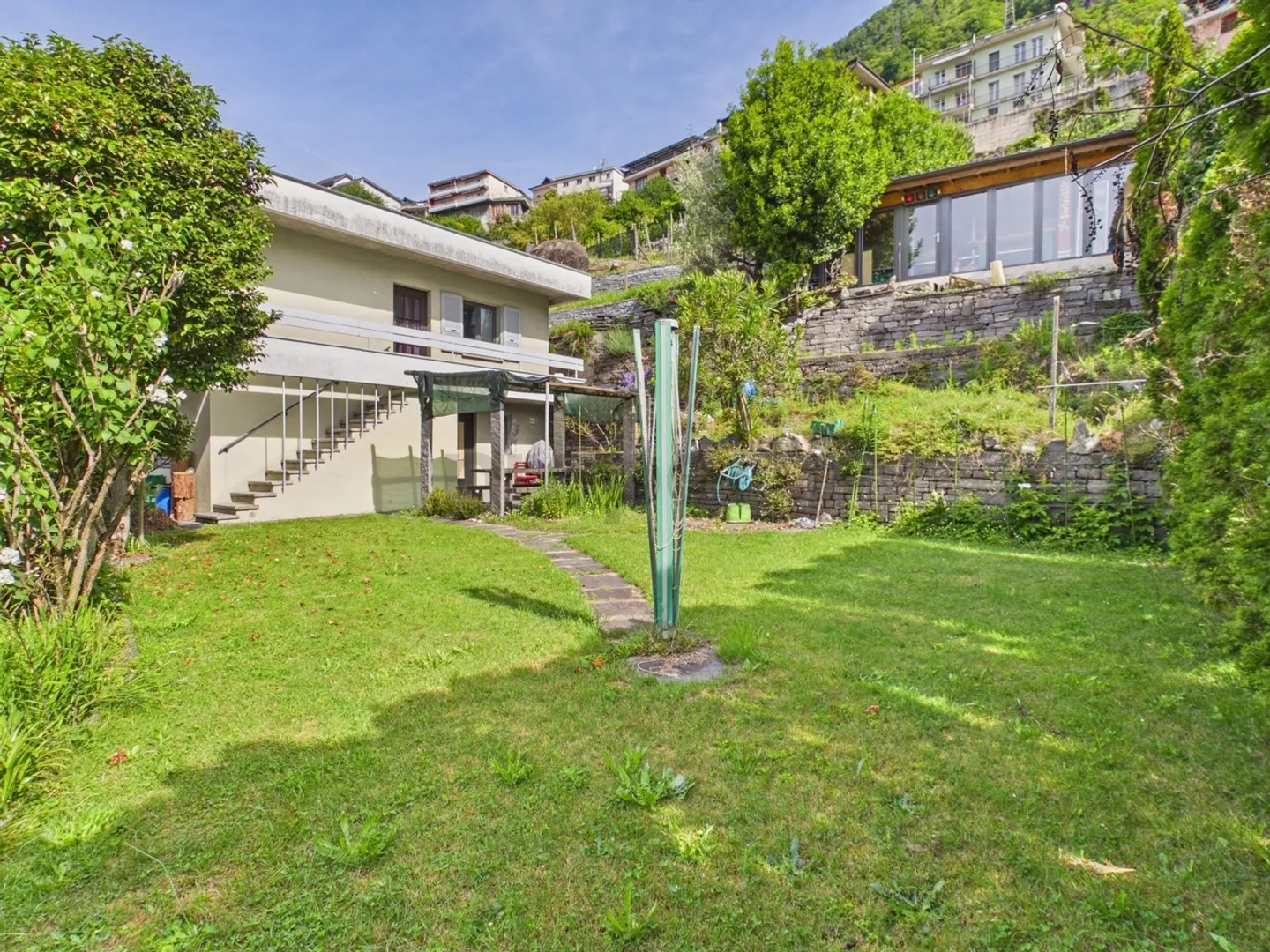 Geräumiges Mehrfamilienhaus mit großem Potenzial in Riazzino - Foto 8 von 9