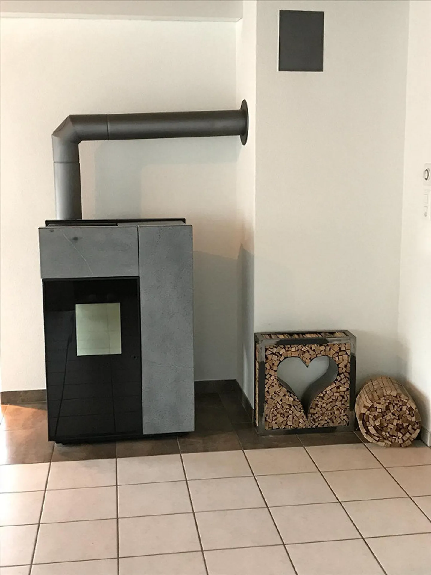 large, bright 4 1-2 room apartment - Photo 2 of 4