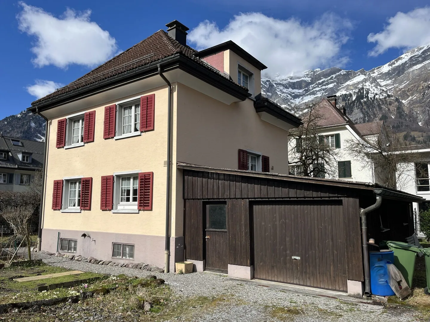 Geräumiges freistehendes Haus - Foto 2 von 17