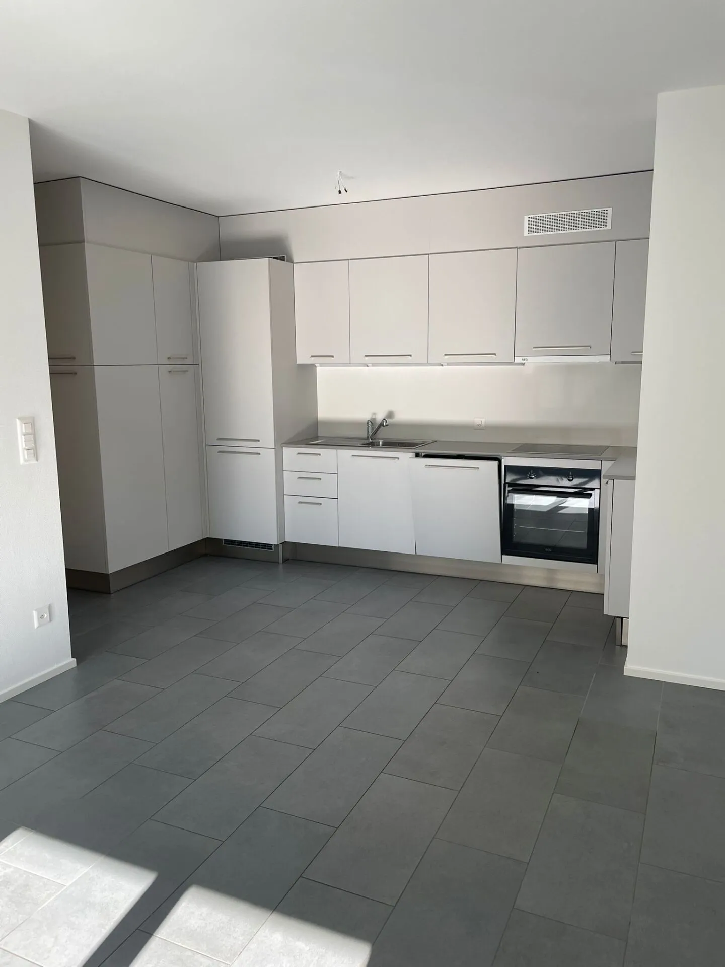 For rent 2-room apartment via Geretta 21, Paradiso - Photo 2 of 4