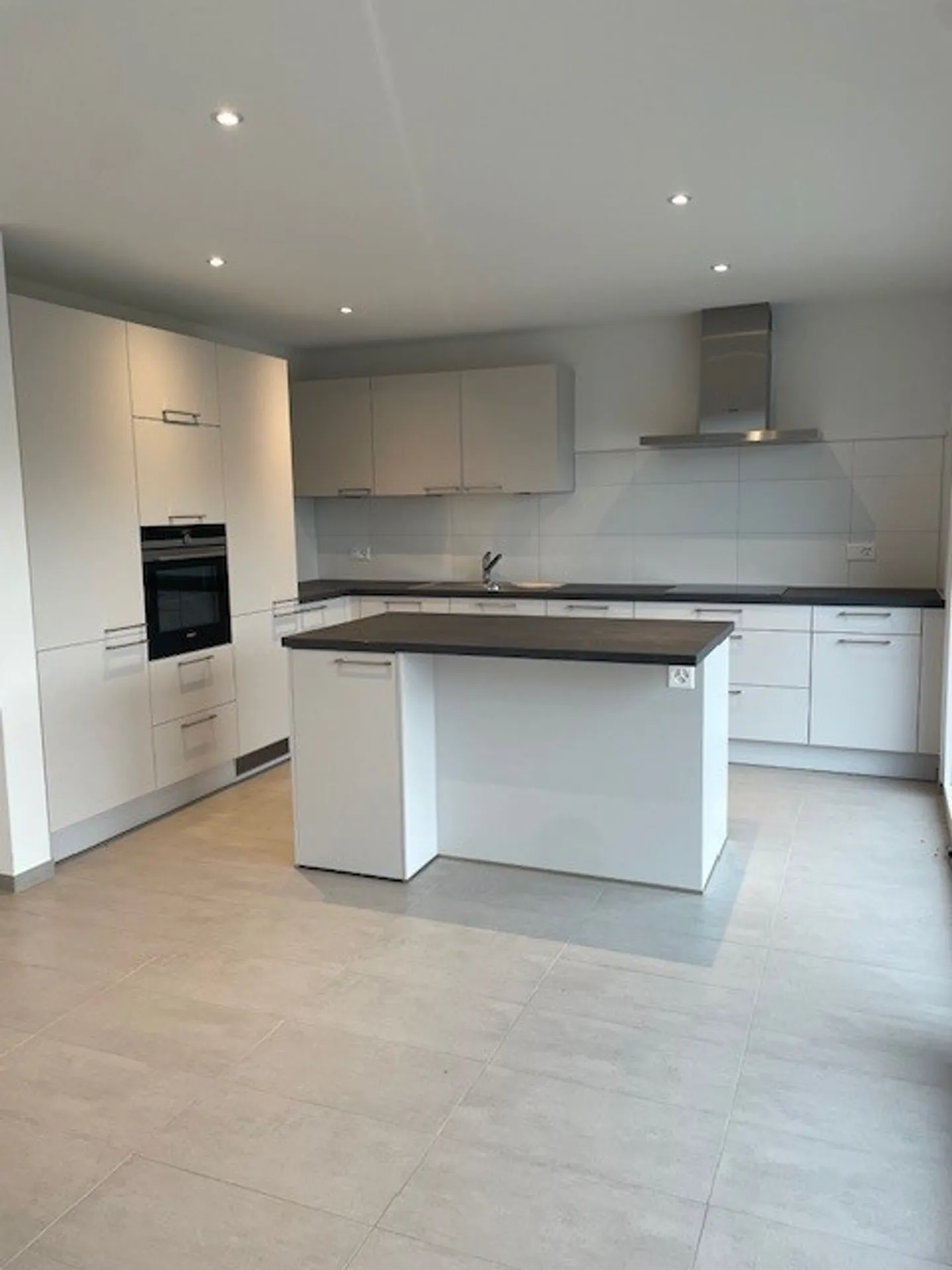 Spacious bright 4-room apartment located in a recent building - Photo 3 of 6