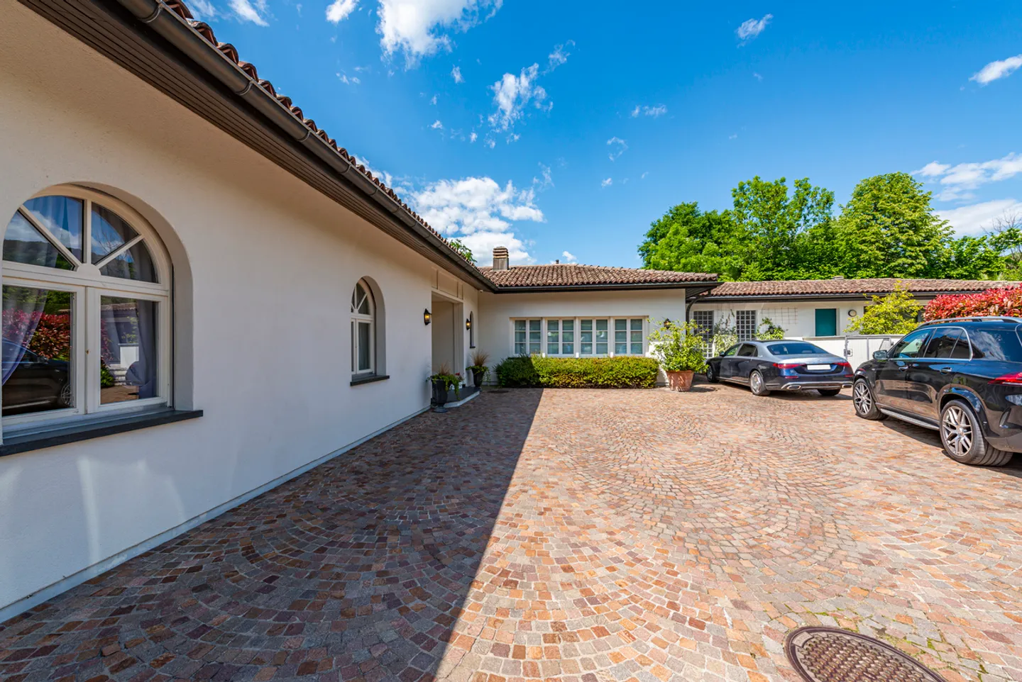 Elegante Villa mit Pool, umgeben von Grün - Foto 18 von 21