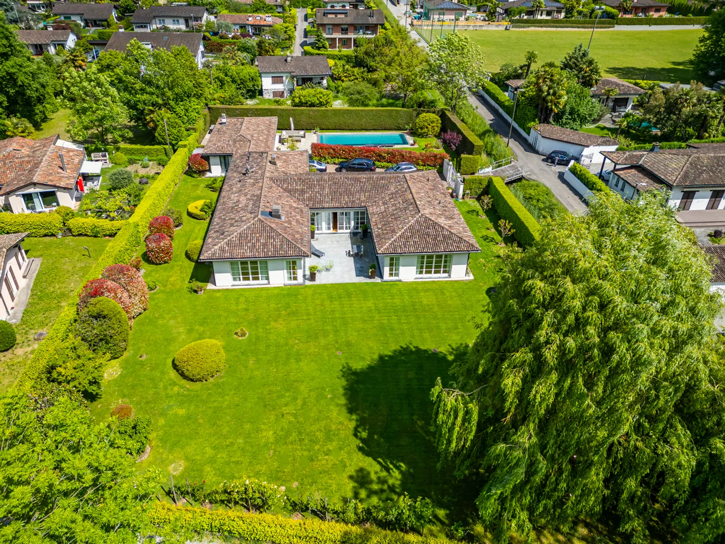 Elegante Villa mit Pool, umgeben von Grün - Foto 21 von 21