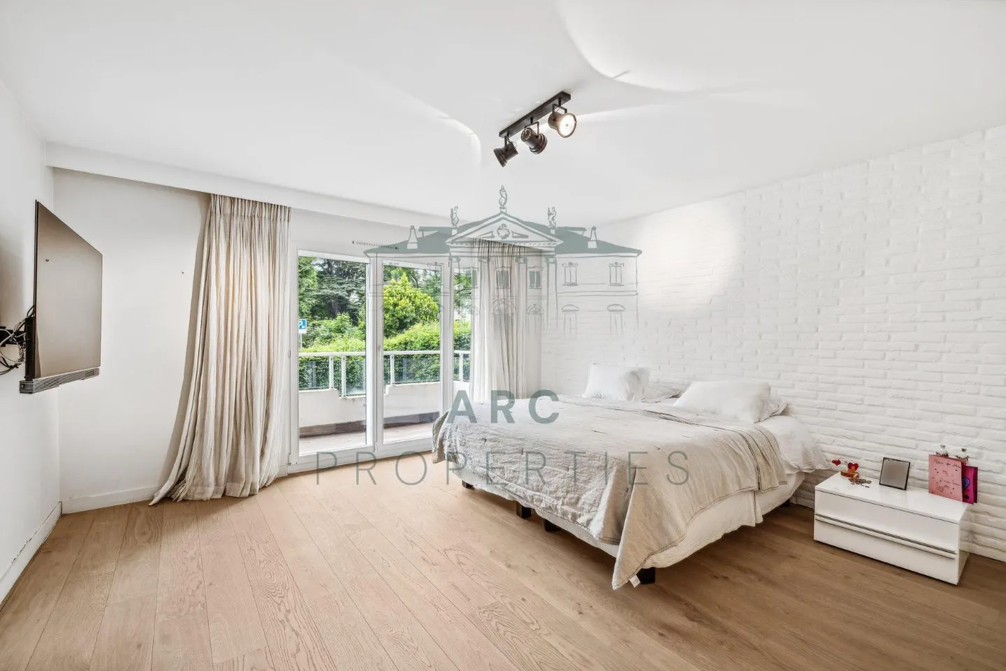 COLOGNY - MAGNIFICENT APARTMENT IN A GREEN ENVIRONMENT - Photo 4 of 6