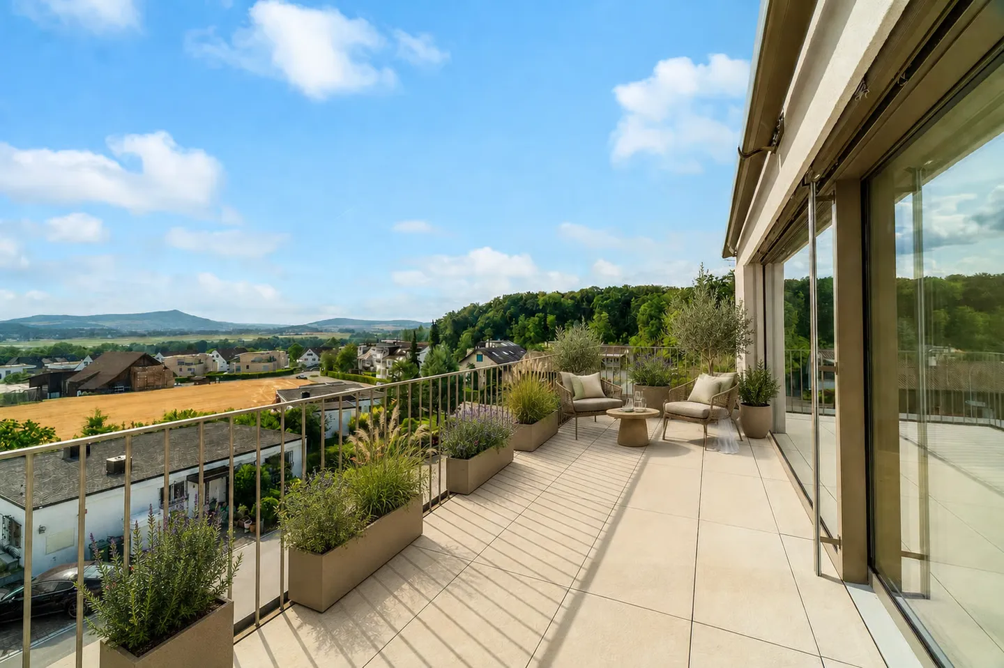 Maisonette en attique baignée de lumière avec vue dégagée et jardin privé - Photo 4 sur 7