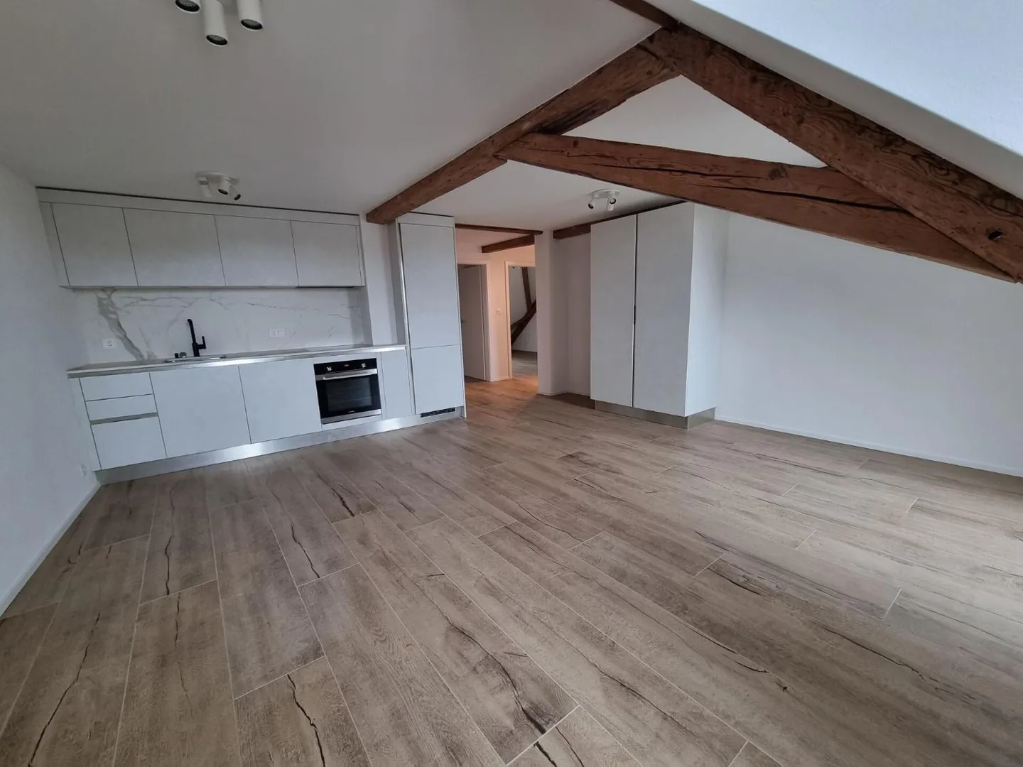 Appartement avec 2,5 pièces + espace de grenier - Photo 1 sur 8