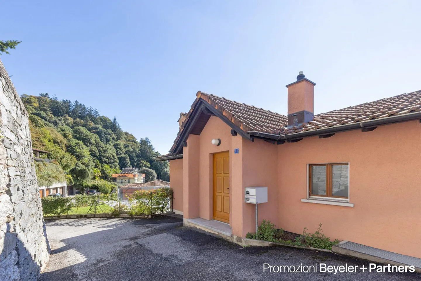 Villa con vista lago impressionante - Foto 1 di 13