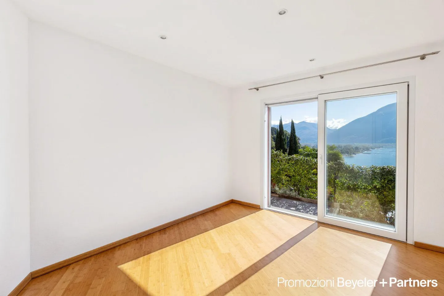 Villa con vista lago impressionante - Foto 11 di 13