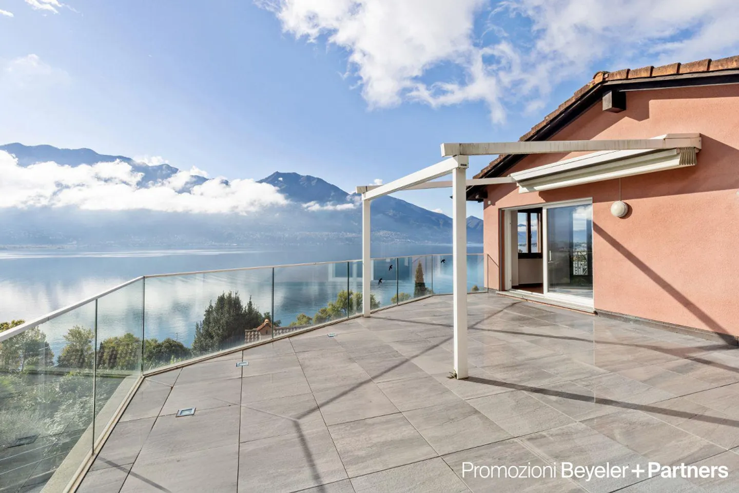 Villa con vista lago impressionante - Foto 3 di 13
