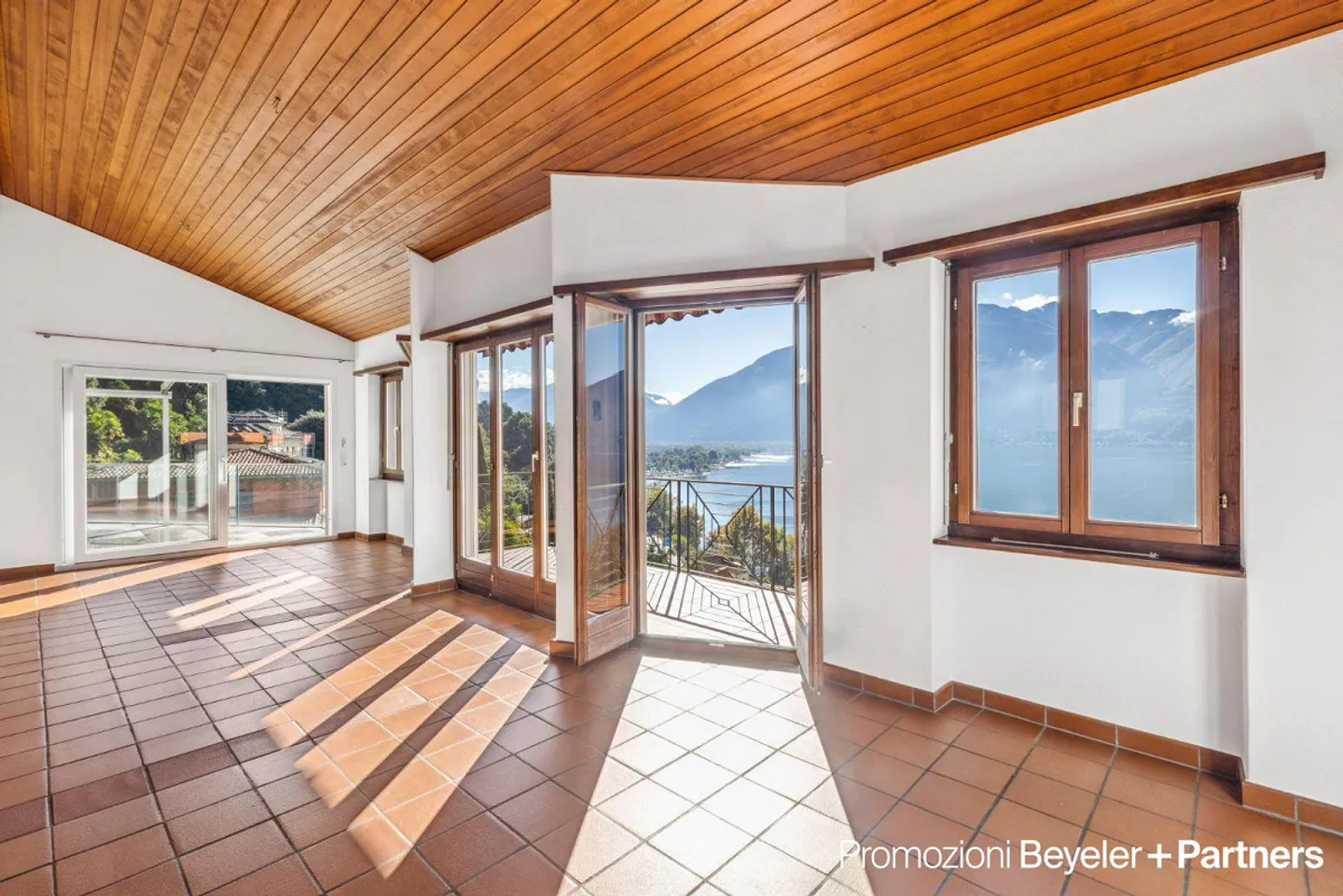 Villa con vista lago impressionante - Foto 6 di 13