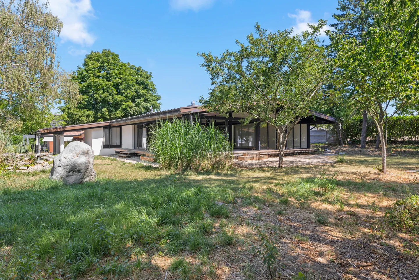 Magnificent architect-designed villa with glass facade in the heart of a green setting - Photo 1 of 26
