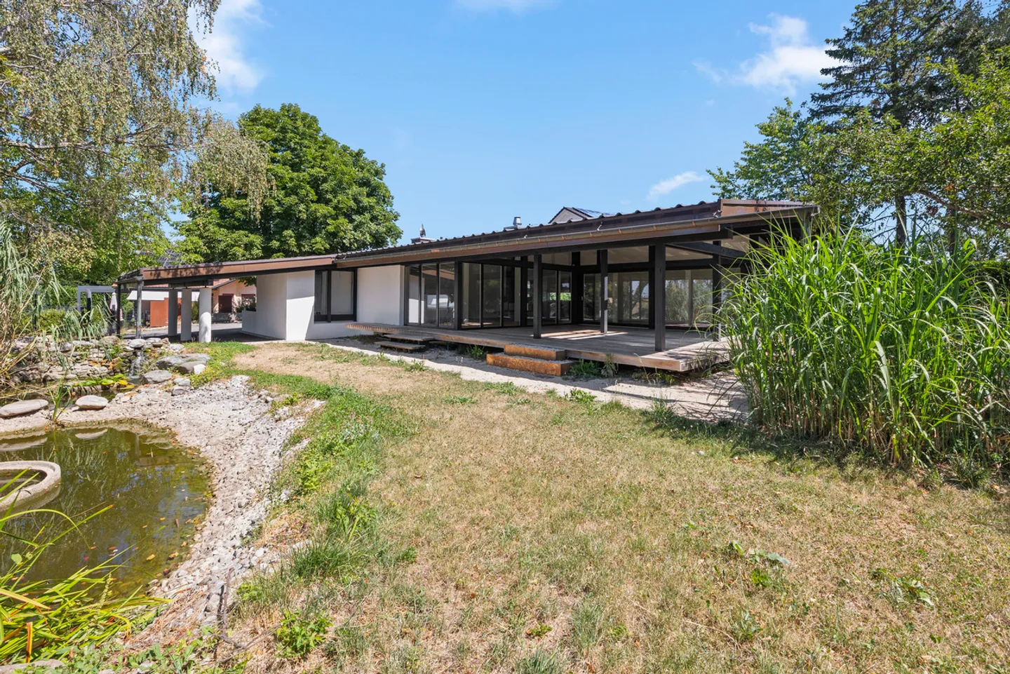 Magnificent architect-designed villa with glass facade in the heart of a green setting - Photo 2 of 26